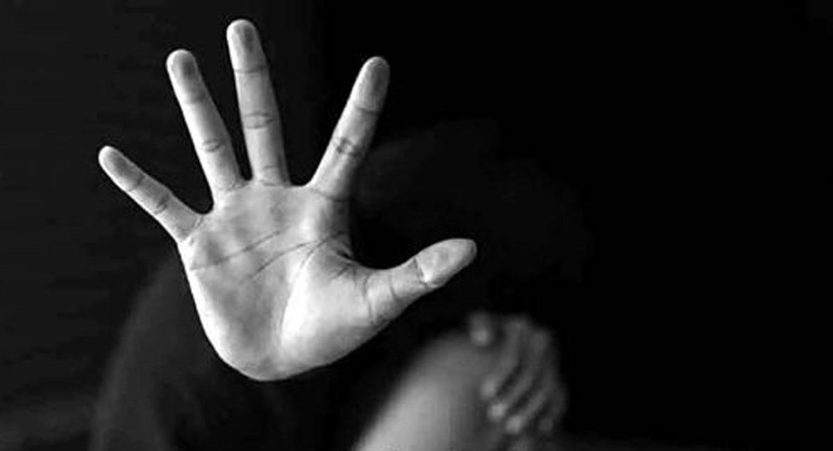 దారుణం.. వైద్య విద్యార్థిపై అత్యాచారానికి పాల్పడిన పోలీసులు.. ఇక అమ్మాయిలకు రక్షణ ఎక్కడా?