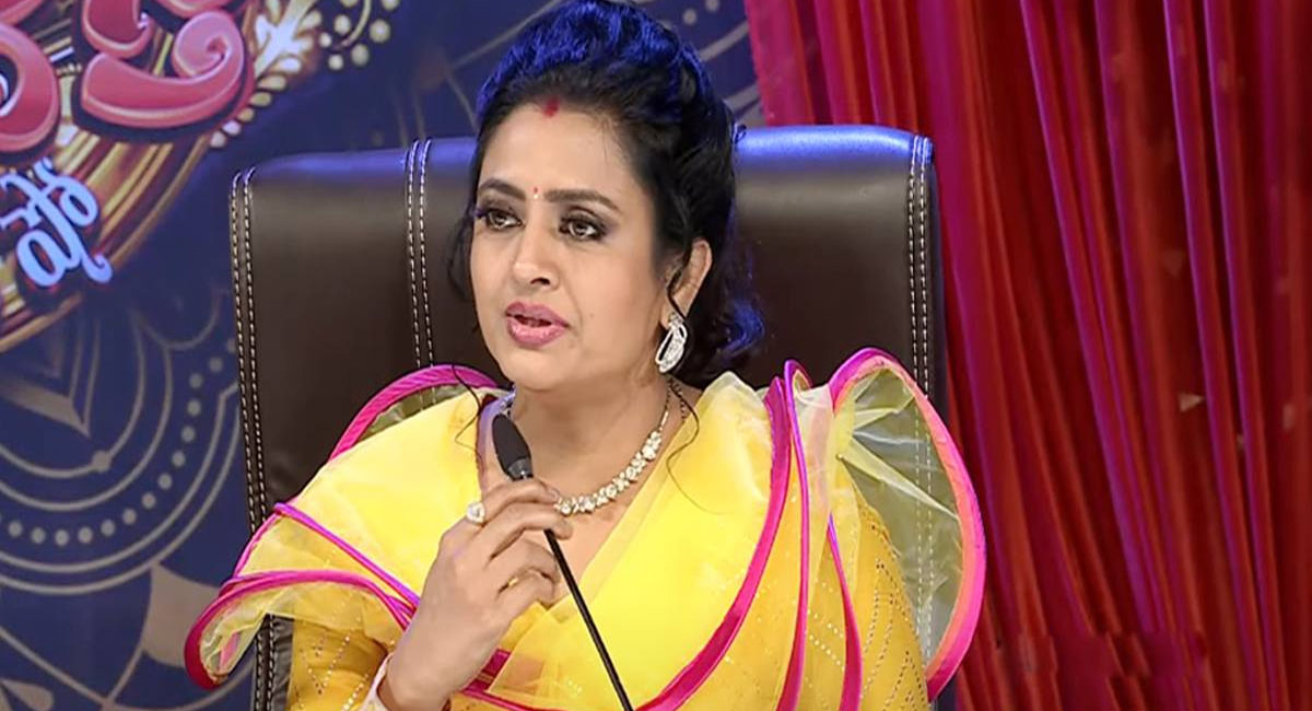 ఆ కమెడియన్ చేసిన పనికి షో మధ్యలో నుంచి వెళ్లిపోయిన ఇంద్రజ.. వీడియో వైరల్..?