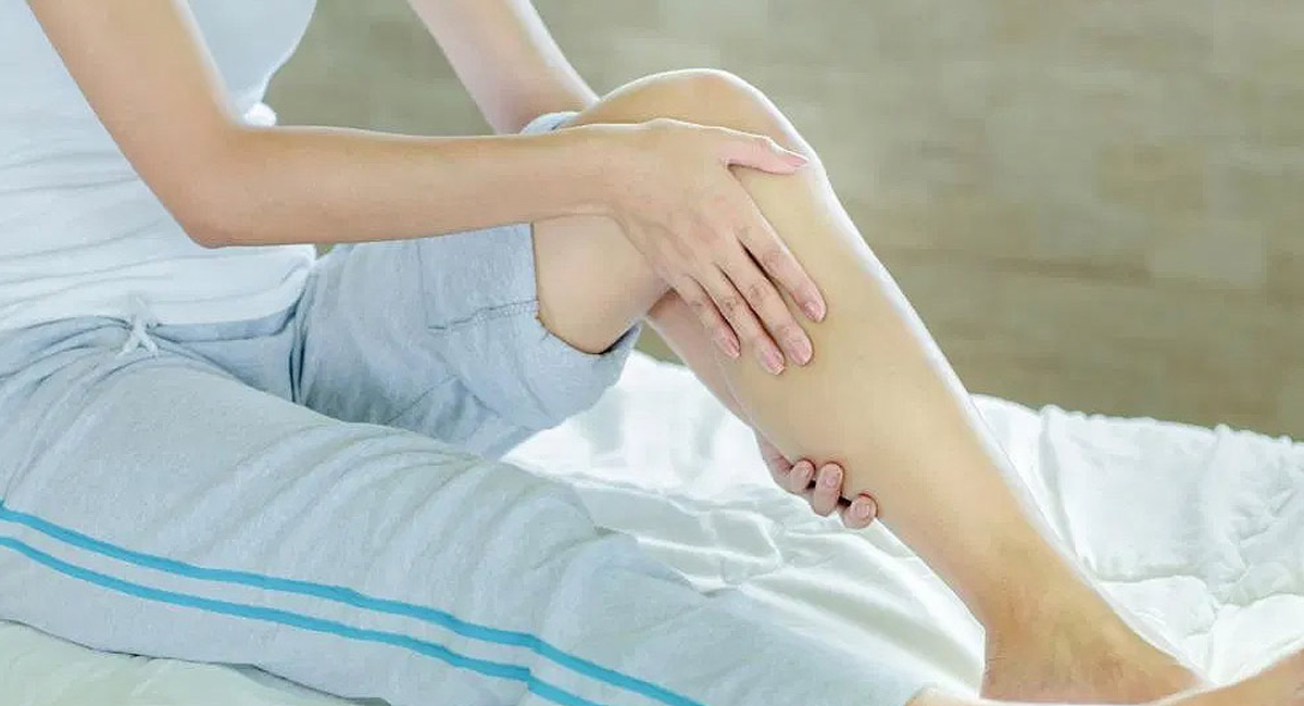 నిద్రలో కాళ్ళు, పిక్కలు పట్టుకుంటున్నాయా.. అయితే ఏం జరుగుతుందో తెలుసా?