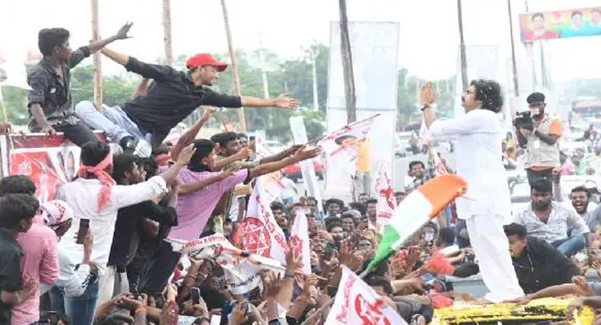 ఫ్యాన్స్ వల్లే పవన్ కళ్యాణ్ పరువు పోతుందా.. ఇమేజ్ కు మచ్చ తెస్తున్నారంటూ?