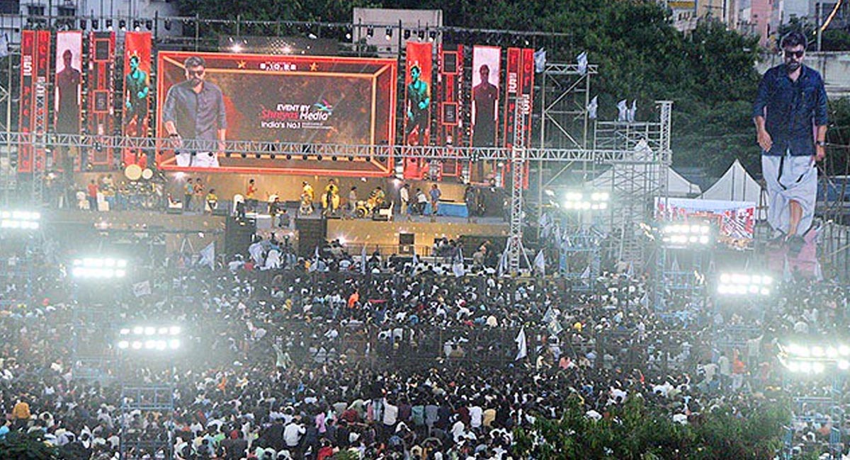 అభిమాన హీరోని చూసేందుకు వెళుతూ రోడ్డు ప్రమాదానికి గురైన యువకుడు?