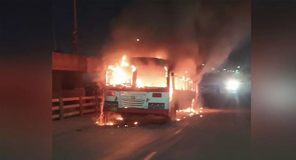 విశాఖలో తృటిలో తప్పిన పెను ప్రమాదం… ఆర్టీసీ బస్సులో చెలరేగిన మంటలు?