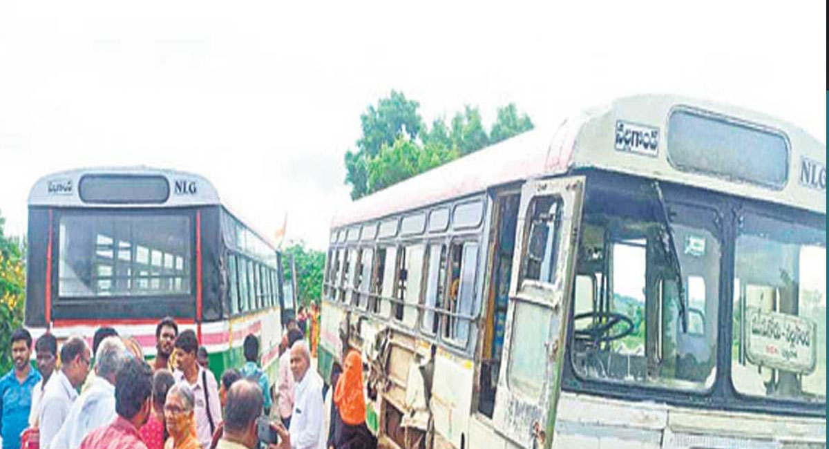 ఆర్టీసి బస్సులు ఢీ గాయపడిన 18 మంది మహిళలు?