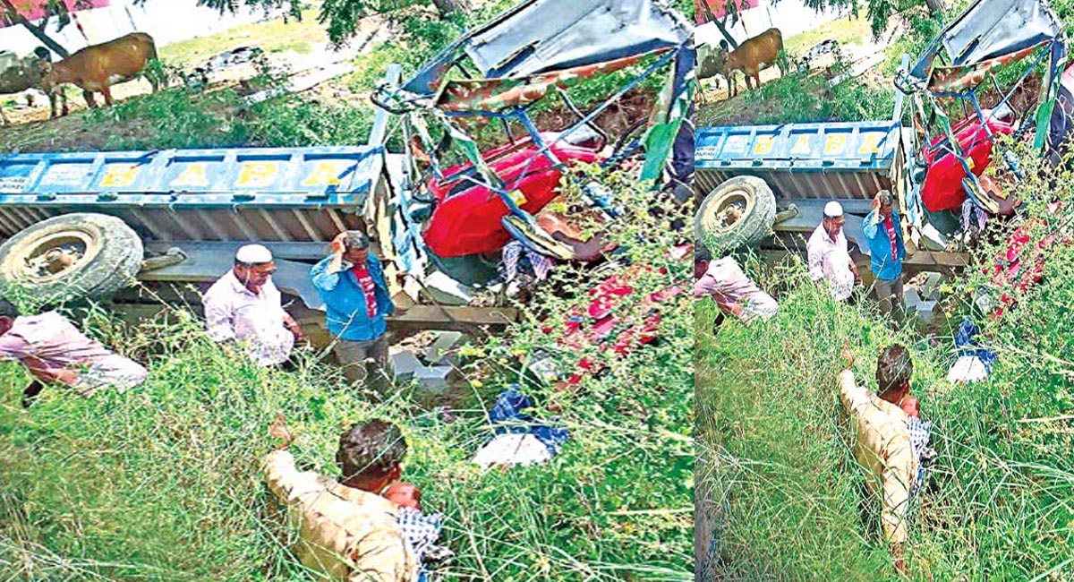 లారీని తప్పించబోయి బోల్తా పడిన ట్రాక్టర్.. ప్రమాదంలో మరణించిన వ్యక్తి!