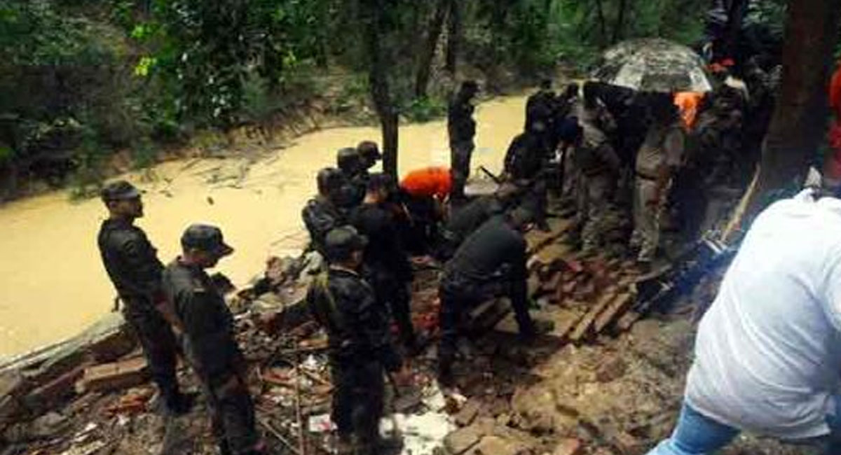 ఉత్తరప్రదేశ్ లో దారుణం… గోడ కూలడంతో తొమ్మిది మంది మృతి…!