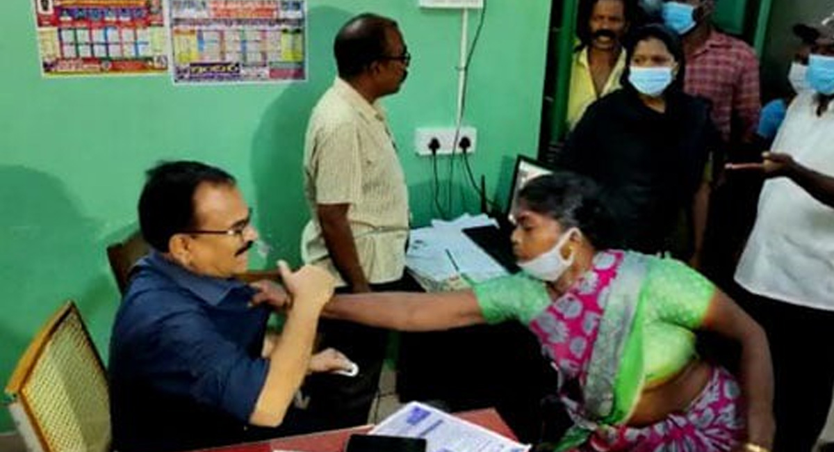 మహిళా కార్యదర్శిని లైంగిక వేదింపులకు గురిచేసిన ఎంపీడీఓ.. మహిళ చేసిన పనికి తెలిస్తే షాక్ అవ్వాల్సిందే!