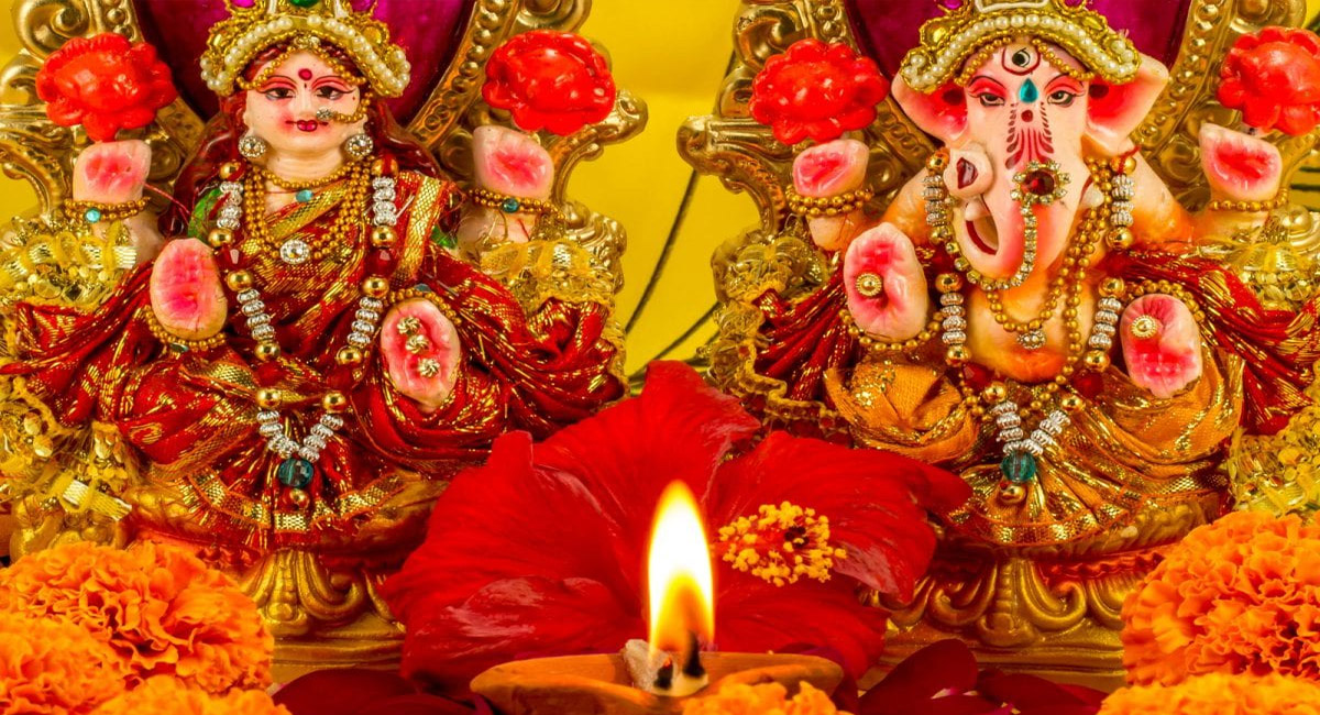 దీపావళి రోజున లక్ష్మీదేవిని పూజలో ఈ వస్తువుల తప్పనిసరిగా?