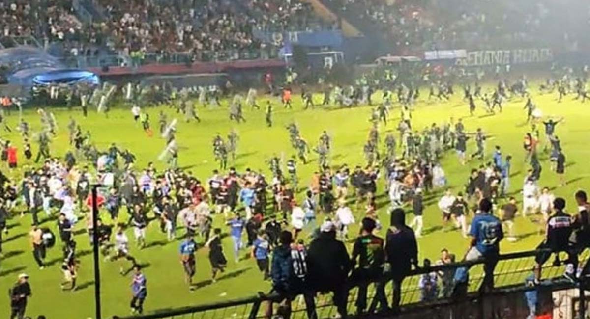 దారుణం: ఇండోనేషియా ఫుట్ బాల్ మ్యాచ్ లో హింసకాండ.. 127 మంది మృతి!