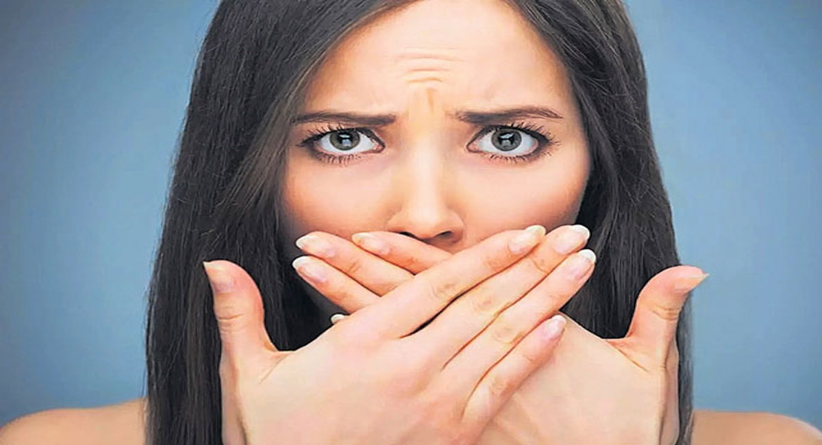 నోటి దుర్వాసనతో నలుగురిలో మాట్లాడడానికి సంకోచిస్తున్నారా? ఈ చిట్కాలు మీకోసమే!