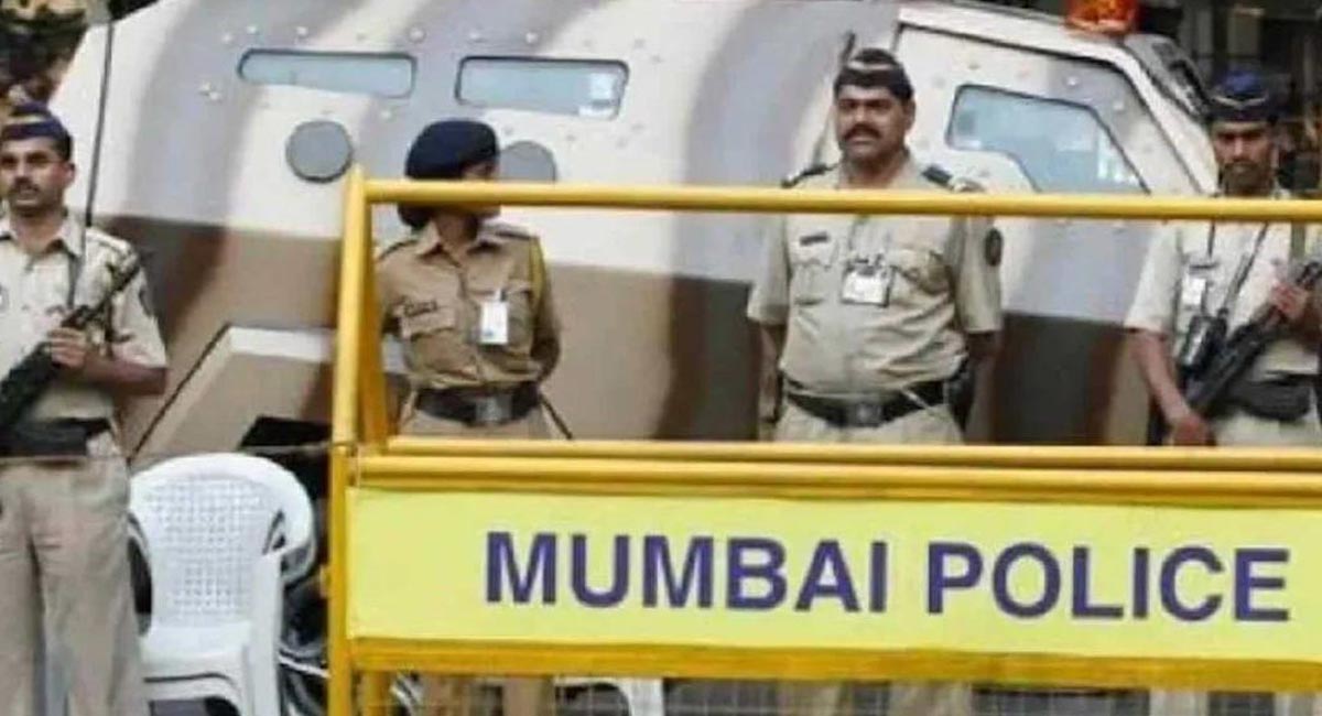 గోడౌన్లో 120 కోట్ల రూపాయల డ్రగ్స్ లభ్యం.. పోలీసుల అదుపులోకి ఎయిర్ ఇండియా మాజీ పైలెట్!