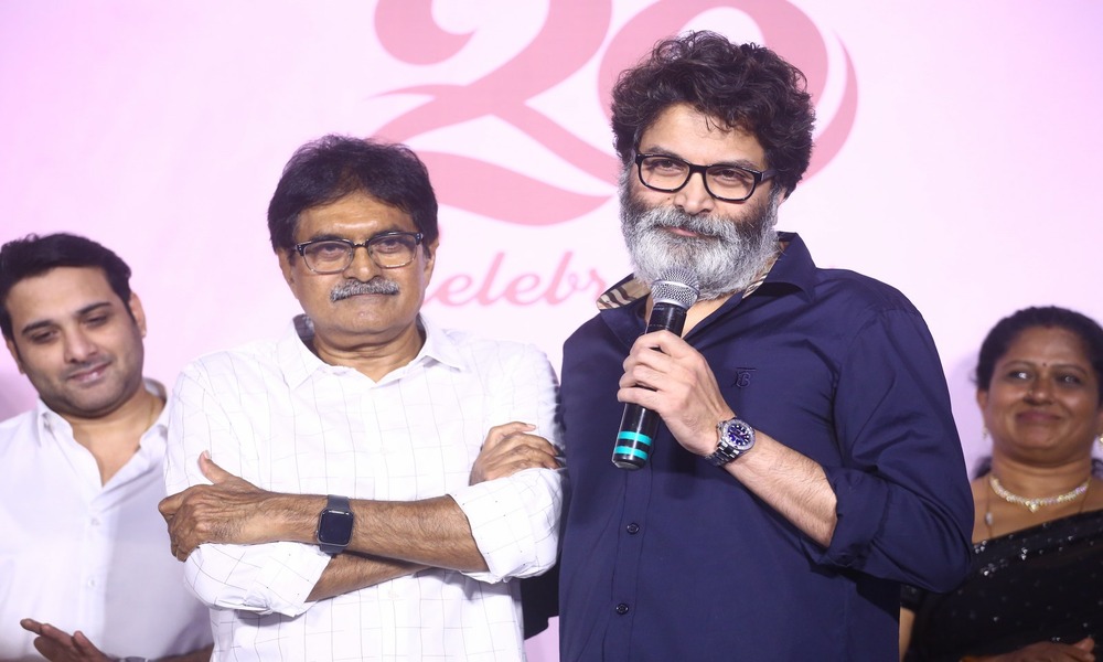 ‘సిరివెన్నెల’కు నివాళిగా ‘నువ్వే నువ్వే’ను అంకితం ఇస్తున్నాం .. త్రివిక్రమ్, ‘స్రవంతి’ రవికిశోర్