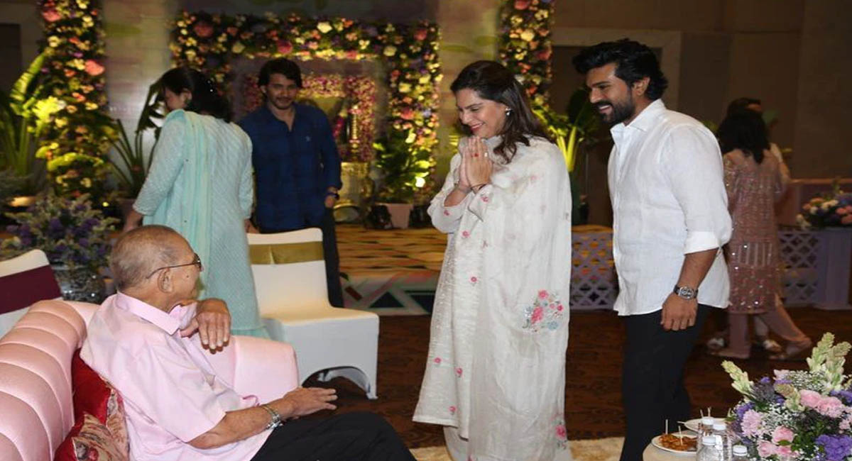 కృష్ణ మహేష్ బాబులను పరామర్శించిన రామ్ చరణ్ ఉపాసన దంపతులు.. వైరల్ అవుతున్న ఫోటోలు?