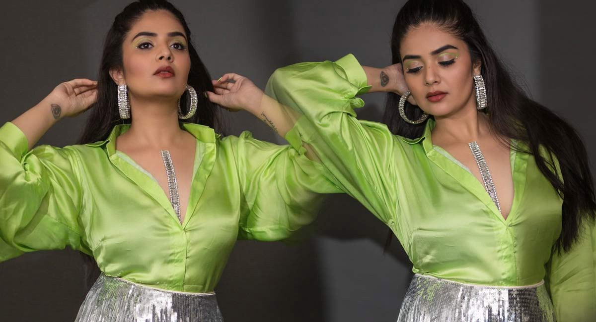 అందాల విందుతో కనువిందు చేస్తున్న శ్రీముఖి… వైరల్ అవుతున్న ఫోటోలు?