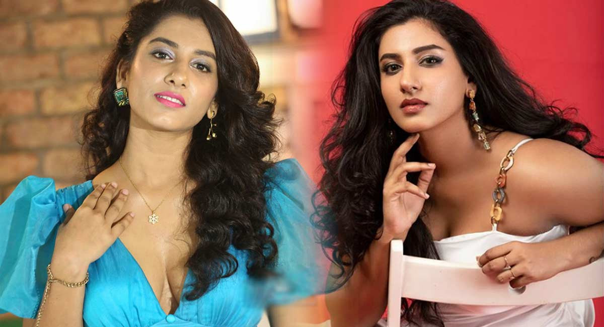 పండగ పూట పైట లేకుండా ఫోటోలకు ఫోజులు ఇచ్చిన విష్ణు ప్రియ.. వైరల్ అవుతున్న ఫోటో?