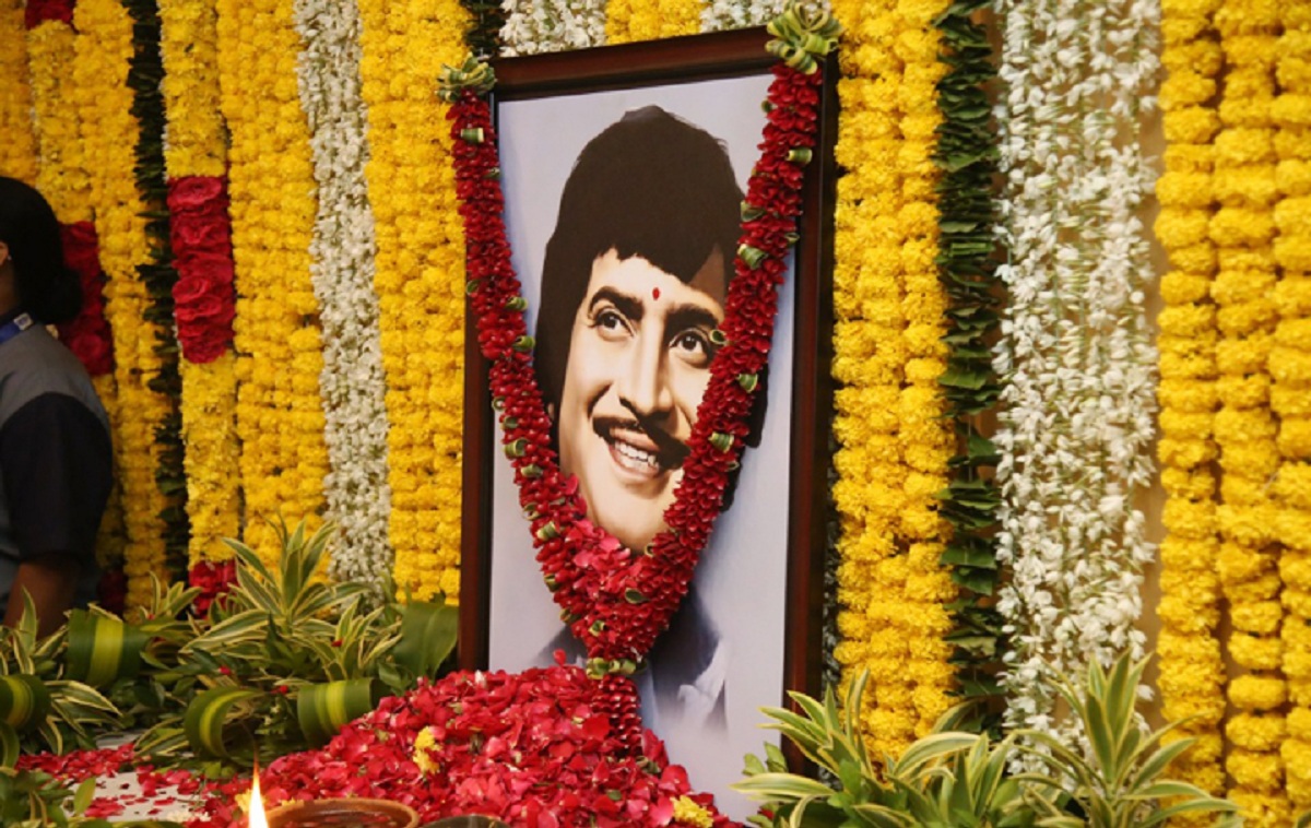 కన్నీటి పర్యంతమవుతూ ధ్రువతారకు కడసారి వీడ్కోలు.