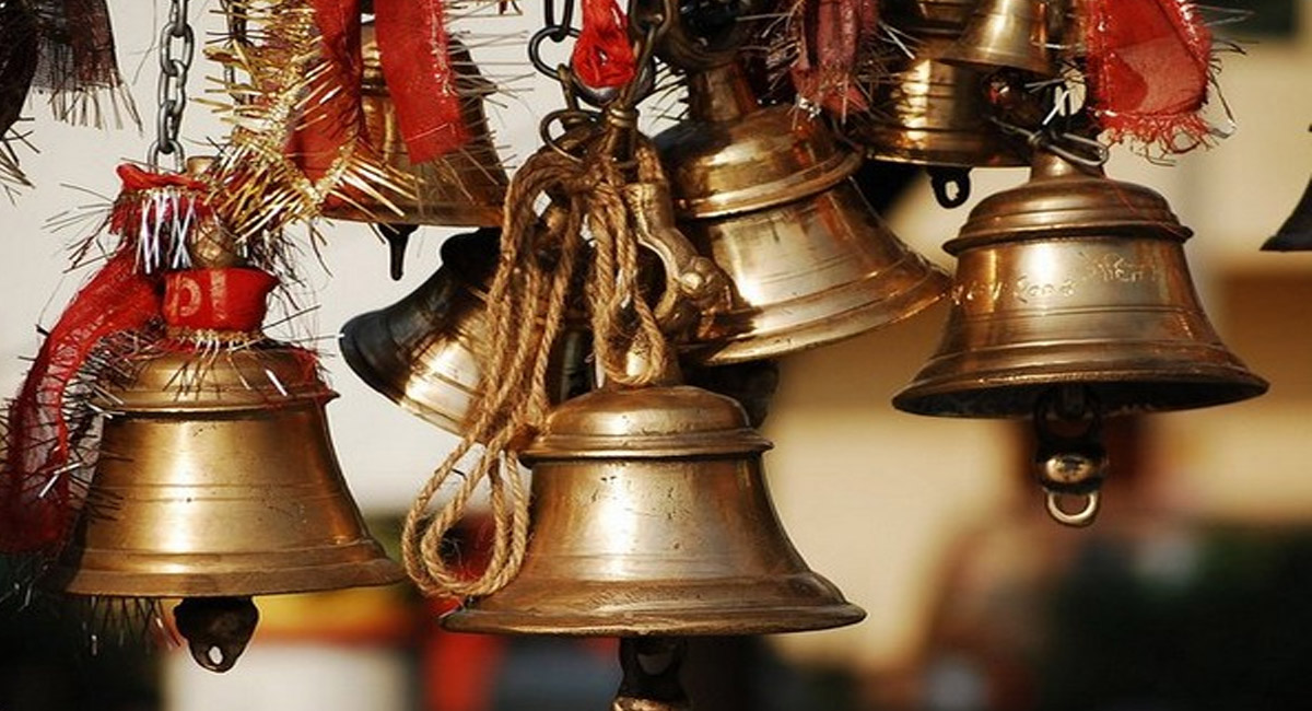 గుడిలో గంటలు ఎందుకు కడతారు… గంట కొట్టడం వల్ల ఏం జరుగుతుందో తెలుసా?