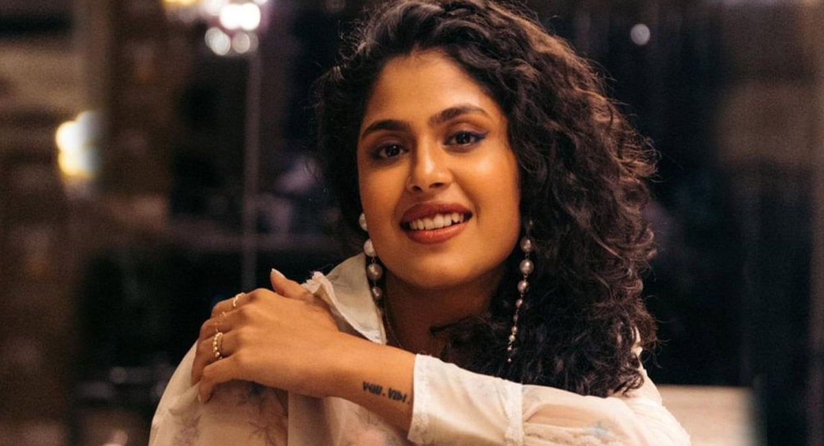 ఆ హీరోయిన్ కారణంగా .. తాను నా ఫేవరెట్ హీరో అయ్యారు: ఫరియ అబ్దుల్లా