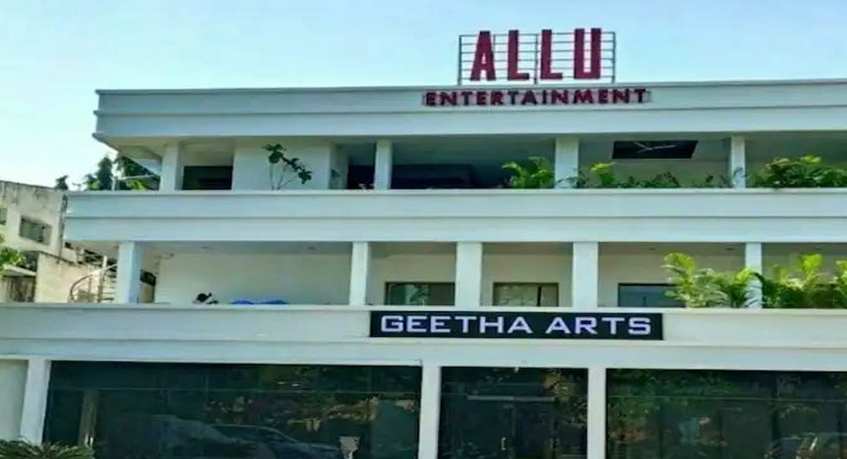 పుష్ప 2 అప్డేట్ కోసం గీత ఆర్ట్స్ ఎదుట ధర్నా చేస్తున్న అభిమానులు?