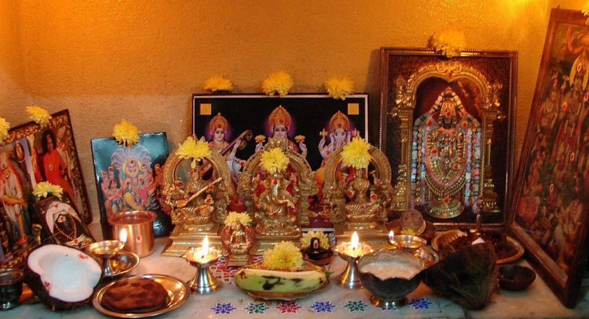 పగిలిన విగ్రహాలు ఫోటోలను ఇంట్లో పెట్టుకుని పూజిస్తున్నారా.. వెంటనే ఇలా చేయండి?