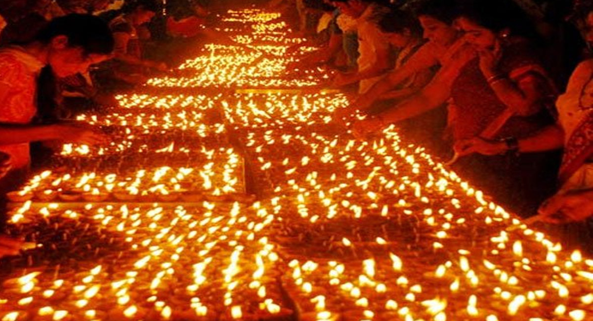 నెయ్యి లేదా నూనె వీటిలో దేనితో దీపాలు వెలిగించడం పుణ్యం..?