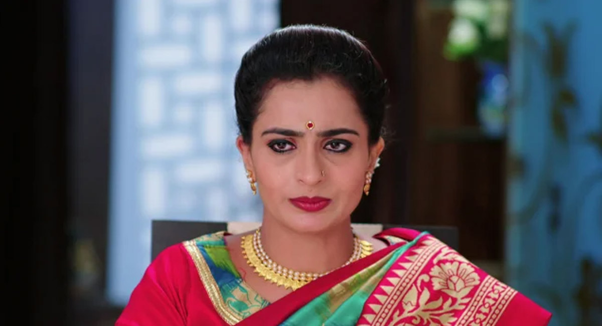 మరోసారి సౌందర్యను మోసం చేసిన ఇంద్రుడు… హాస్పిటల్ నుంచి వెళ్లిపోయిన వంటలక్క!