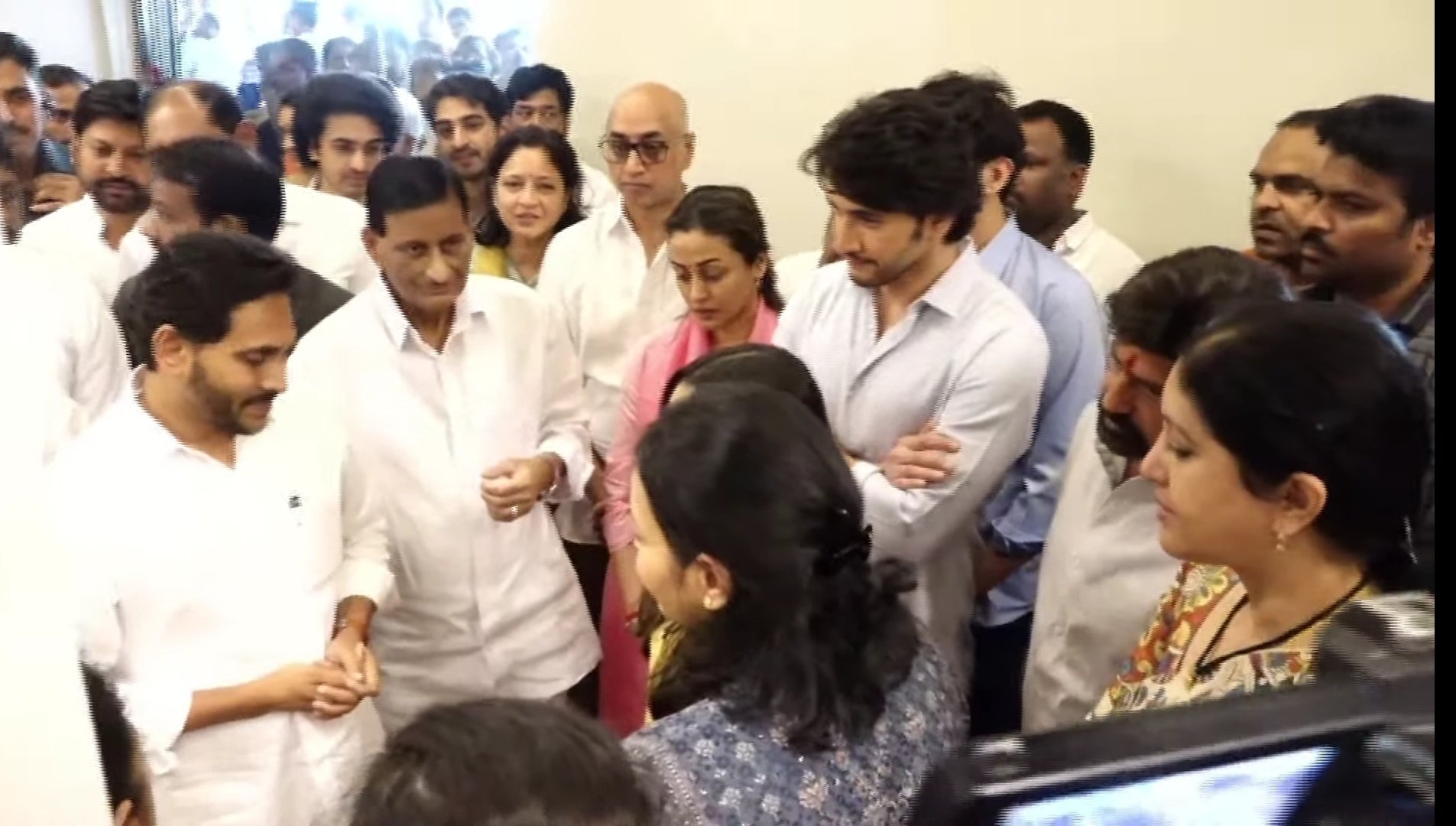 బిగ్ న్యూస్ : మహేష్ ని కలిసిన ఏపీ ముఖ్యమంత్రి జగన్..పూర్తి వివరాలు ఇవే.!