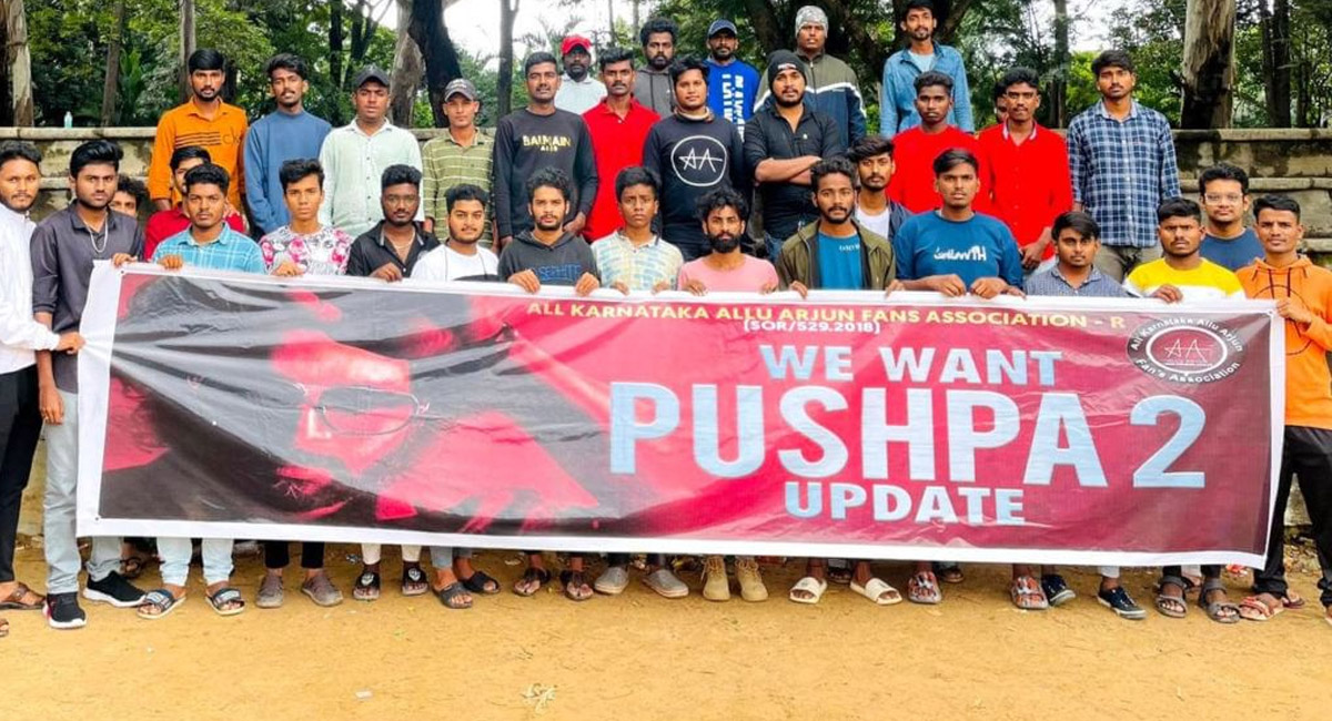 పుష్ప 2 అప్డేట్ కోసం రోడ్డెక్కిన అభిమానులు..  ఇది టూమచ్ అంటూ కామెంట్లు చేస్తున్న నెటిజెన్లు?