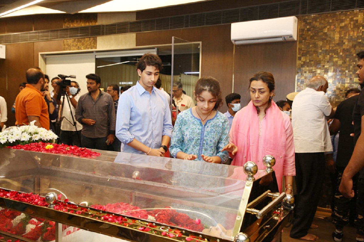 తాతయ్య పార్థివ దేహం వద్ద  వెక్కి వెక్కి ఏడ్చేసిన సితార, గౌతమ్.