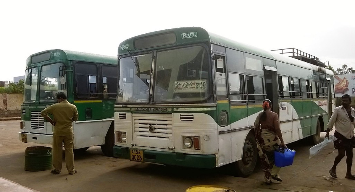 కిలాడి లేడీ.. పసిపిల్లాడిని ఎత్తుకొని పక్కన కూర్చొని పక్కవారిని లూటీ చేస్తున్న లేడీ!