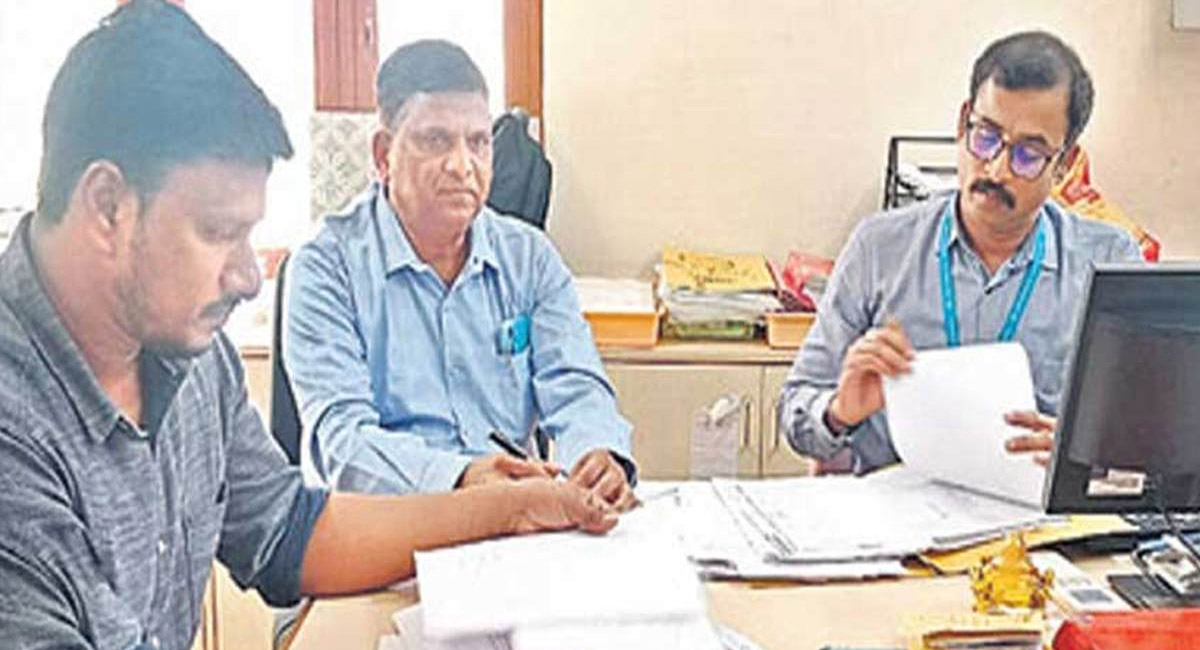 రైతుల లోన్ డబ్బులతో జల్సాలు చేసిన బ్యాంక్ మేనేజర్… రైతు చేసిన పని తెలిస్తే షాక్ అవ్వాల్సిందే!