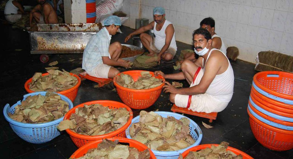 గుడిలో ప్రసాదం పెట్టడం వెనుక ఉన్న ఆంతర్యం ఏమిటి.. ప్రసాదం ఎందుకు పెడతారో తెలుసా?