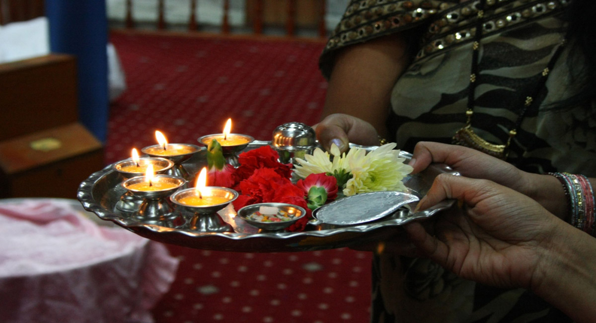 ఇంట్లో పూజ తర్వాత హారతి ఇచ్చే సమయంలో ఈ నియమాలు పాటించడం తప్పనిసరి..?