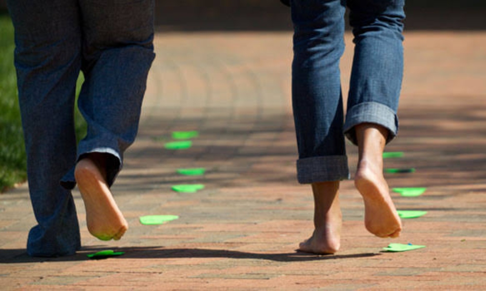 చెప్పులేసుకోకుండా నడిస్తే ఎన్ని ఆరోగ్య ప్రయోజనాలో తెలుసా?