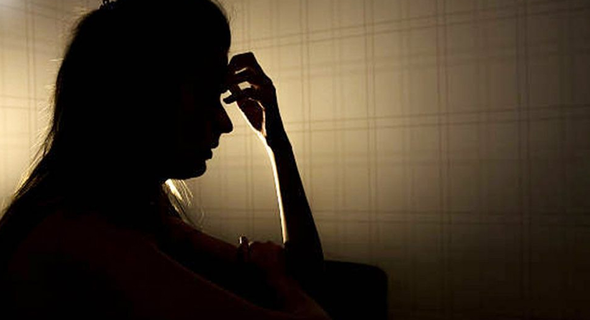 మైనర్ బాలికపై సవతి తండ్రి హత్యాచారం.. పోలీసుల విచారణలో విస్తుపోయే నిజాలు..?