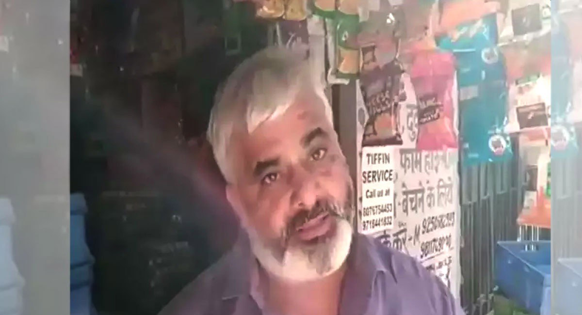 దుకాణం వద్దకు పరిగెత్తుకుంటు వచ్చిన యువతిపై నీళ్ళు చల్లిన యజమాని.. ఎందుకో తెలిస్తే మీరు మెచ్చుకుంటారు?