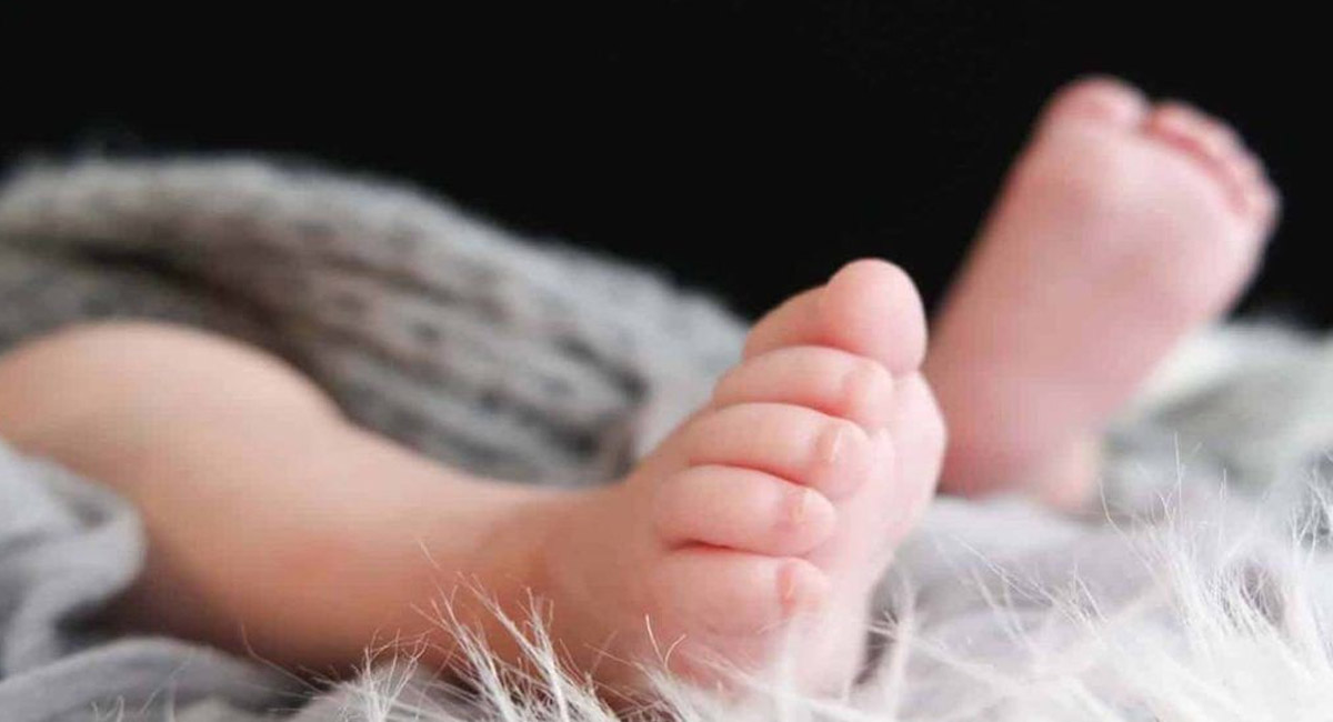 రెండు నెలల చిన్నారిని రోడ్డుపై వదిలేసి ఈ తల్లిదండ్రులు చేసిన పని తెలిస్తే షాక్ అవ్వాల్సిందే..?