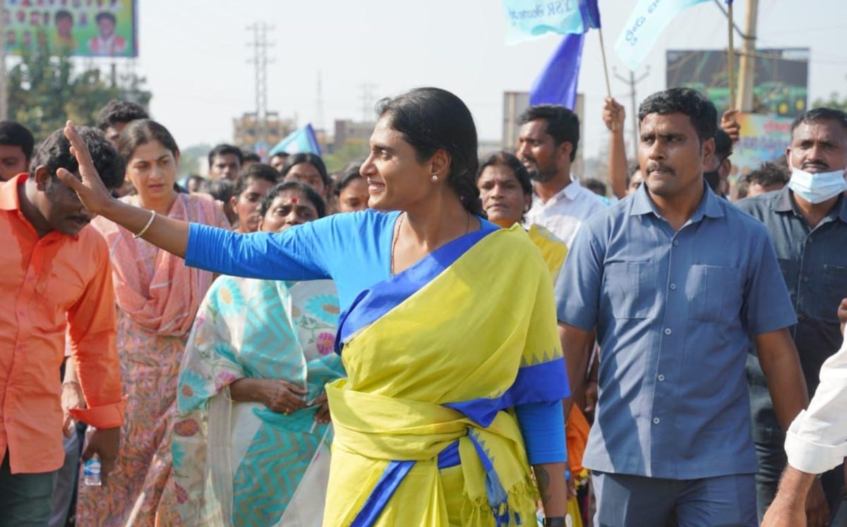 వైఎస్ షర్మిల సెల్ఫ్ గోల్.! పాదయాత్ర వాయిదా ఎందుకు.?