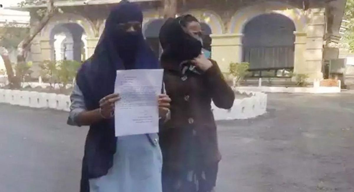 హెల్మెట్ పెట్టుకోలేదని విద్యార్థితో అసభ్యంగా ప్రవర్తించిన ట్రాఫిక్ పోలీస్… ట్విస్ట్ ఏమిటంటే..?