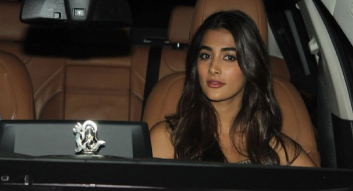 పూజా హెగ్డే ఆ హీరోతో ప్రేమలో ఉందా.. చక్కర్ల కొడుతున్న క్రేజీ న్యూస్?