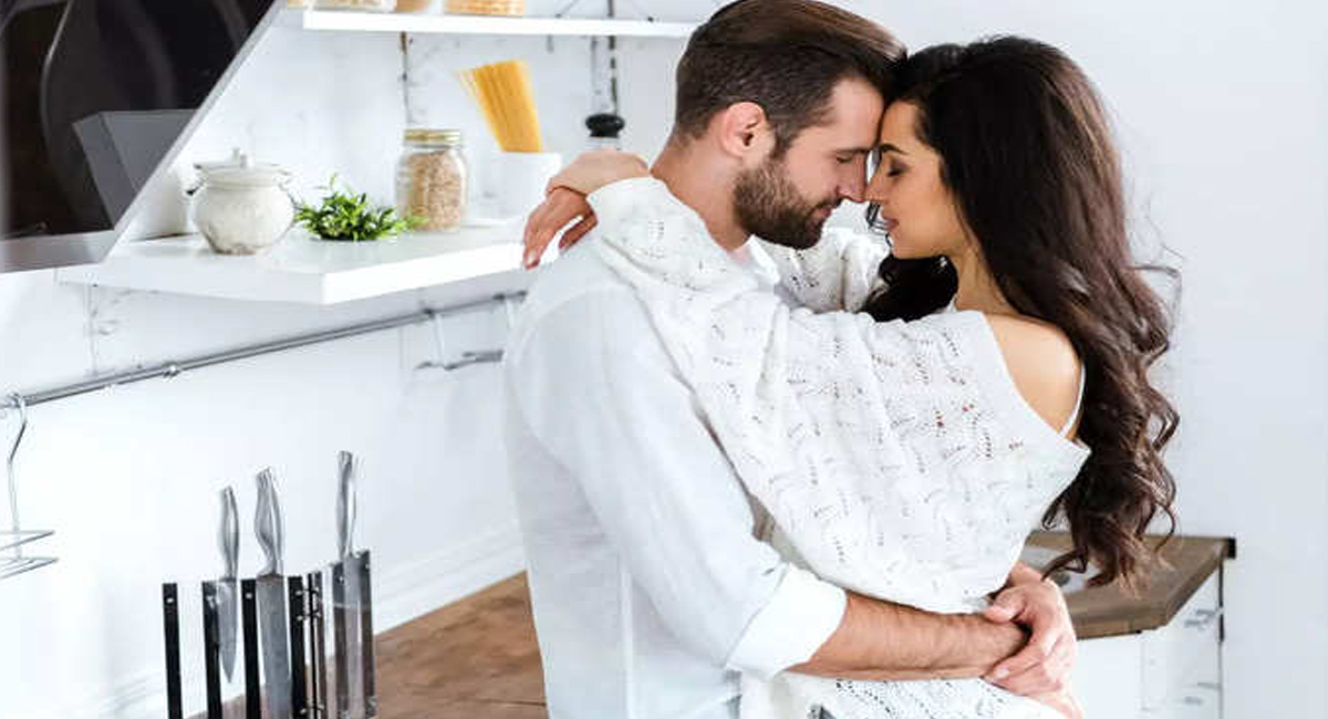 భర్తలు మీ భార్యతో రొమాంటిక్ గా మారాలనుకున్నారా.. ఈ చిట్కాలు పాటించండి!