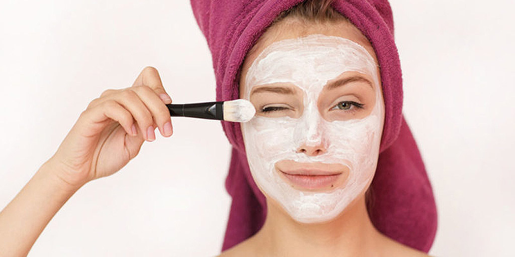 బ్యూటీ పార్లర్ చుట్టూ తిరగాల్సిన అవసరం లేకుండా చర్మ సౌందర్యాన్ని పొందొచ్చు. ఎలాగంటే.?