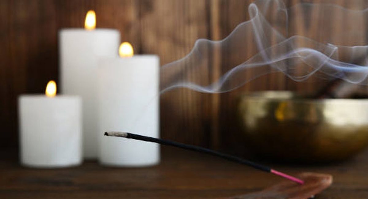 ఈ రెండు రోజులు ఇంట్లో  పూజ చేసే సమయంలో ఈ పనులు చేస్తే సమస్యలు ఎదురవుతాయి..?