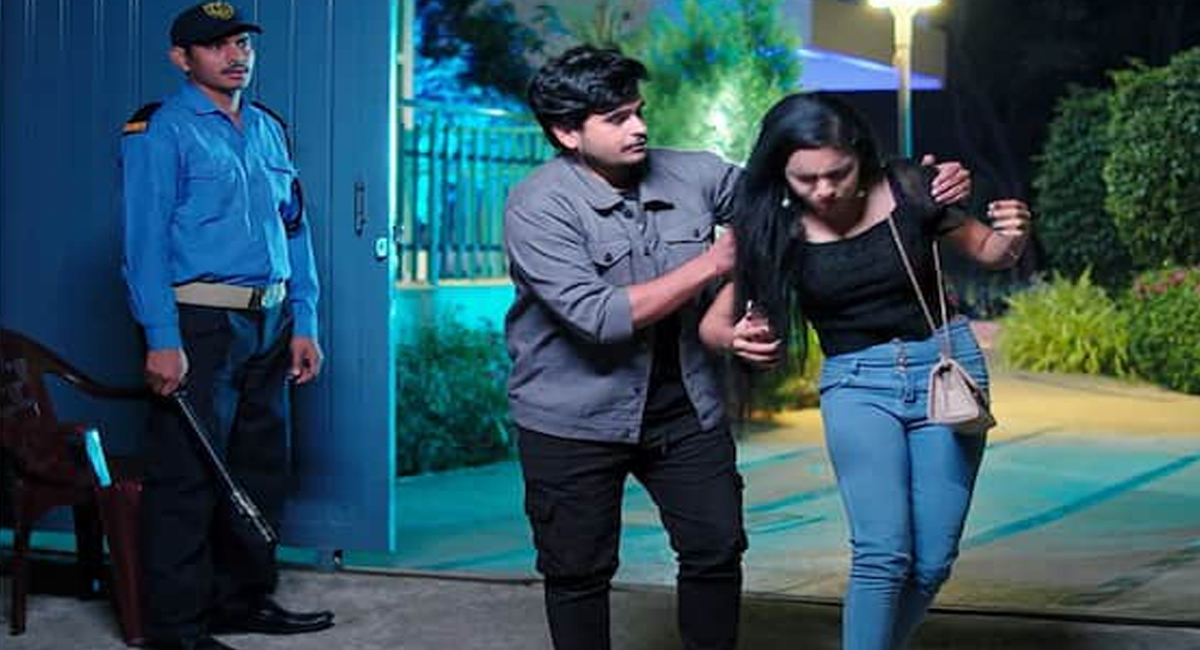 మత్తులో తూలుతున్న దివ్య…. దివ్య కోసం ఎదురుచూస్తూ కంగారుపడుతున్న లాస్య!