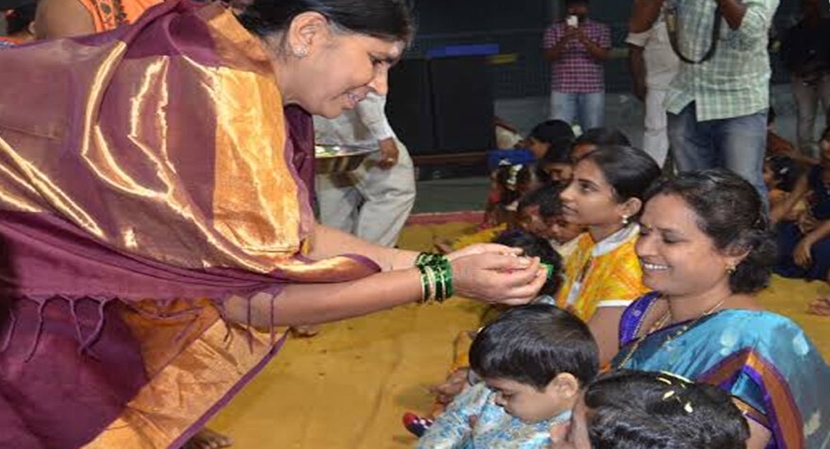 భోగి పండుగ రోజు చిన్న పిల్లలకు భోగి పళ్ళు పోయటం వెనుక గల రహస్యం ఏమిటో తెలుసా…?