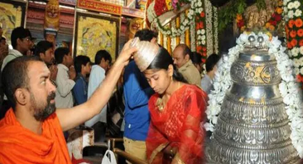 దేవుడి దర్శనం తర్వాత తలపై శఠగోపం పెట్టటానికి గల పరమార్థం ఏమిటో తెలుసా..?