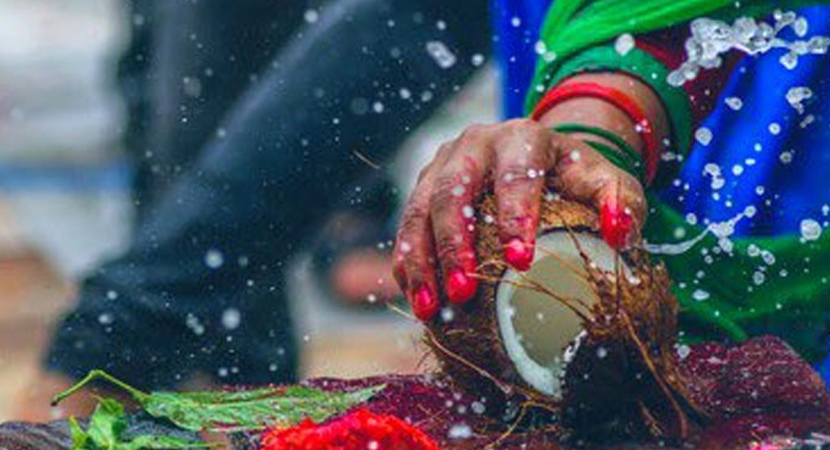 పూజ అలంకరణ మహిళలు చేసి కొబ్బరికాయ పురుషులు ఎందుకు కొట్టాలో తెలుసా?