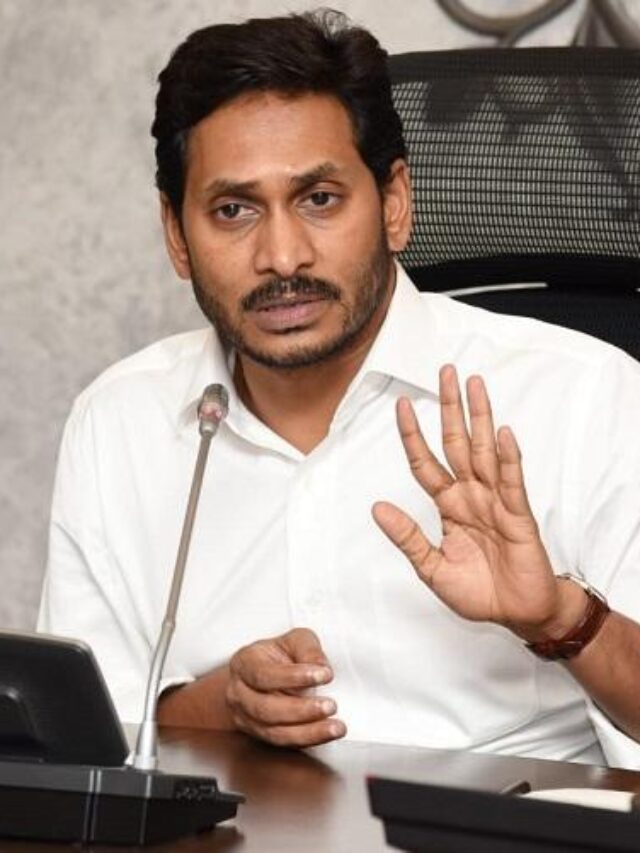 రోడ్డుపై రాజకీయమేంటి.? బాధ్యత ఉండక్కర్లేదా.?