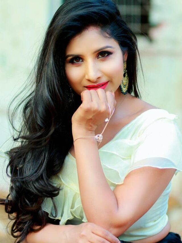 Singer Mangli’s Car Attacked In Bellary