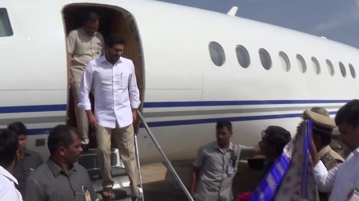 ఎమర్జన్సీ ల్యాండింగ్.! వైఎస్ జగన్‌పై కుట్ర జరుగుతోందా.?