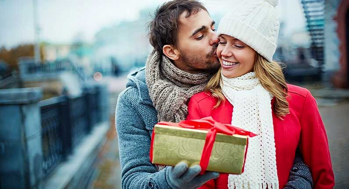 మీ ప్రేయసికి బహుమతులు ఇవ్వాలనుకుంటున్నారా…. ఇలాంటి బహుమతులతో ఆశ్చర్యపరచండి!